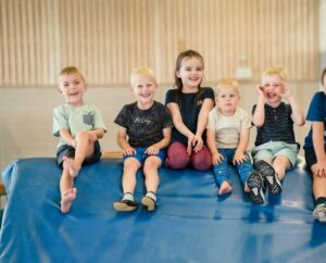 Kinderturnen glückliche Kinder Turnhalle Denzlingen